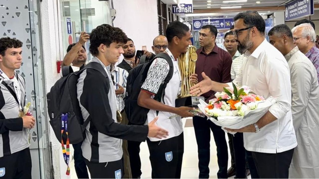 বিমানবন্দরে চ্যাম্পিয়ন রোনানদের বরণ করলেন ক্রীড়া প্রতিমন্ত্রী