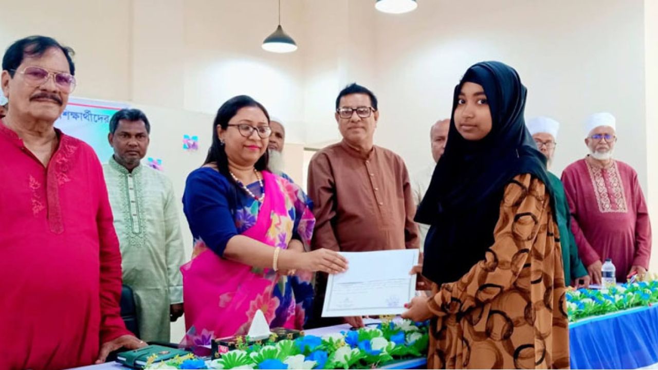 কালাইয়ে শিক্ষাবৃত্তি ফাউন্ডেশনের মেধাবীদের এককালীন বৃত্তি প্রদান