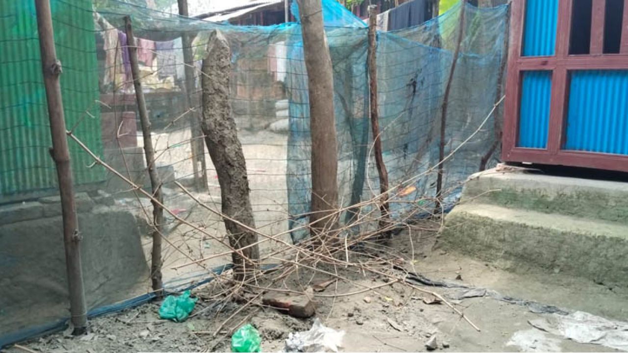 লালমোহনে ৫০ বছরের পুরনো পথ বন্ধ, অবরুদ্ধ চার পরিবার