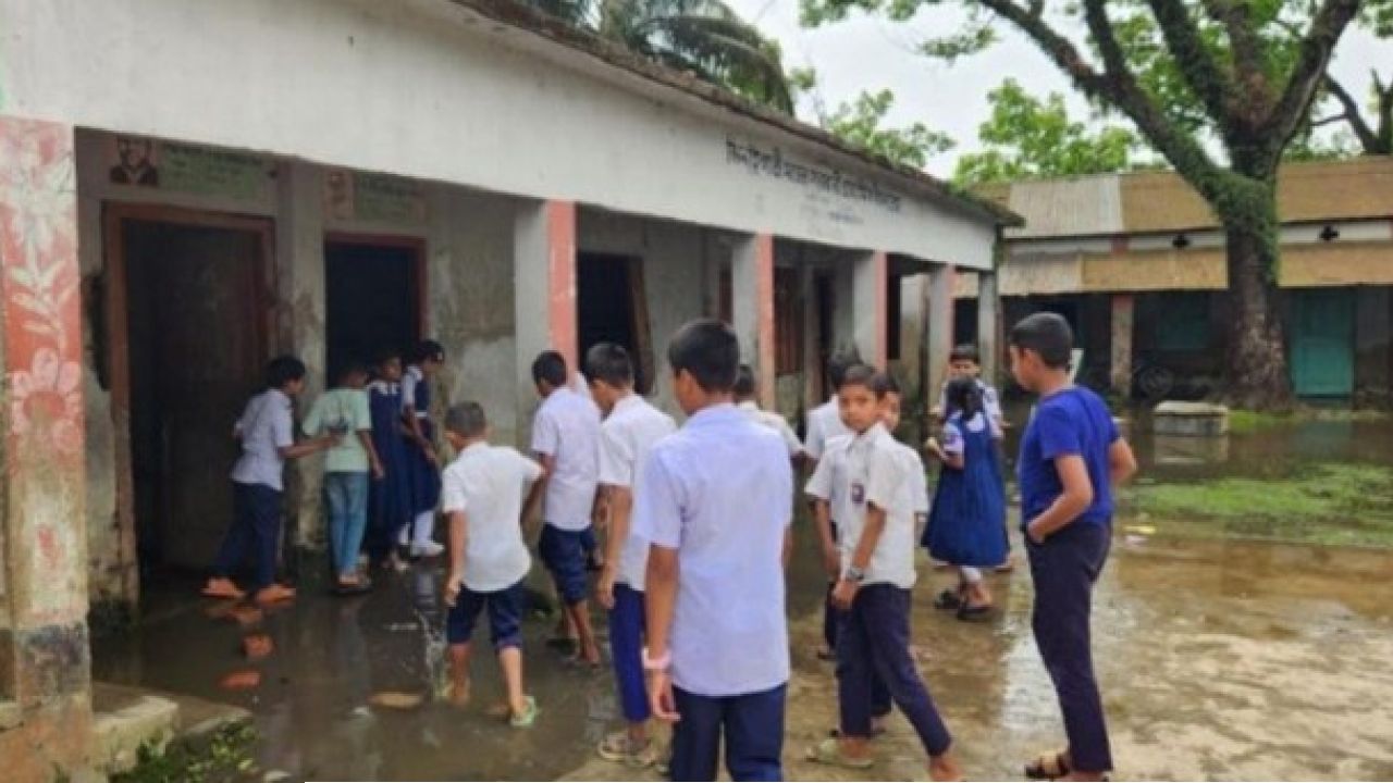 সামান্য বৃষ্টিতেই ঝিনাইগাতী মডেল সরকারি প্রাথমিক বিদ্যালয় মাঠে পানি