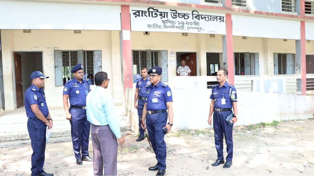 শেরপুরে-৩ আসনের স্থগিতকৃত নির্বাচনের ভোটকেন্দ্র পরিদর্শন করেছেন রেঞ্জ ডিআইজি