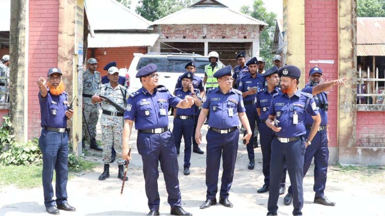 ভোটকেন্দ্র পরিদর্শন করলেন ময়মনসিংহ রেঞ্জ ডিআইজি