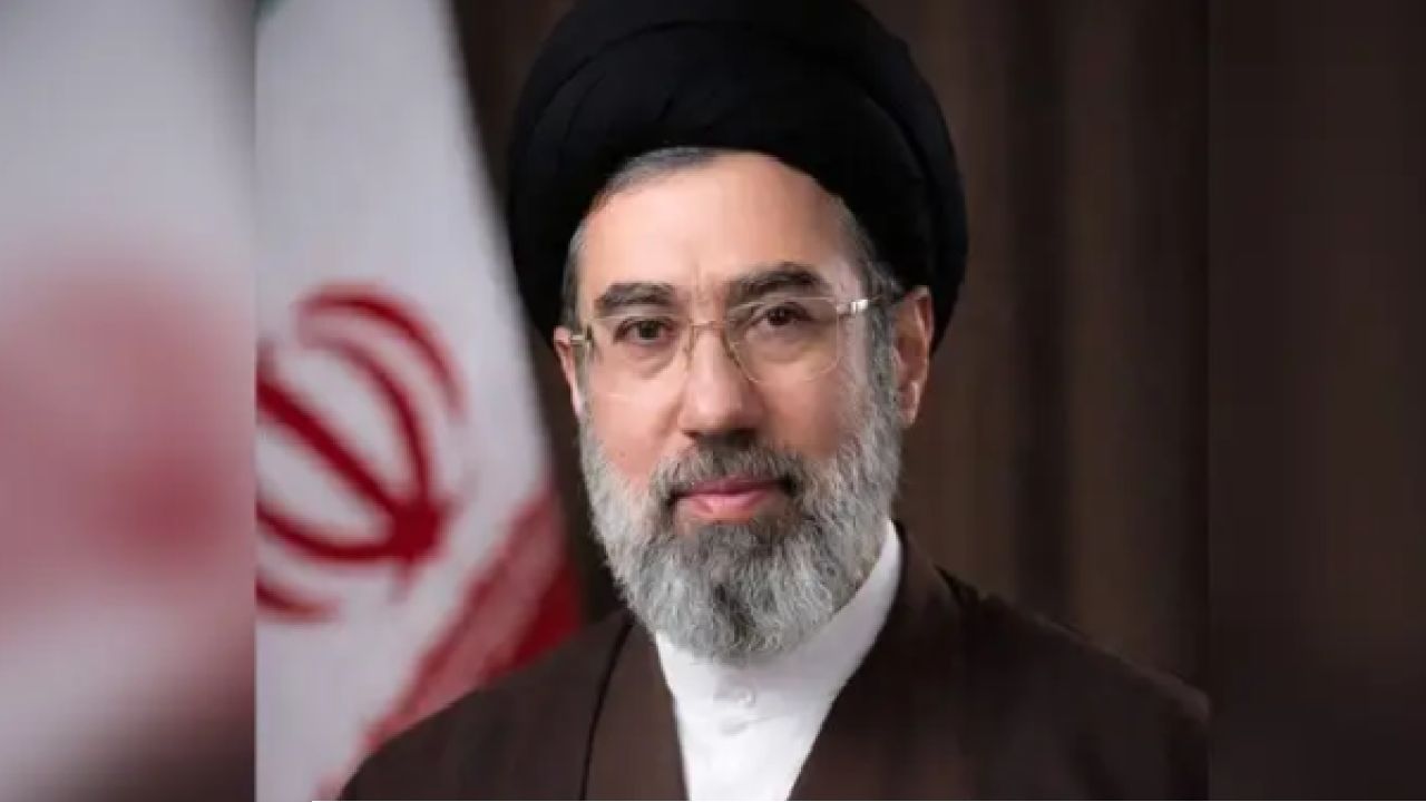 সব সামরিক ইউনিটকে হামলা বন্ধের নির্দেশ মোজতবা খামেনির