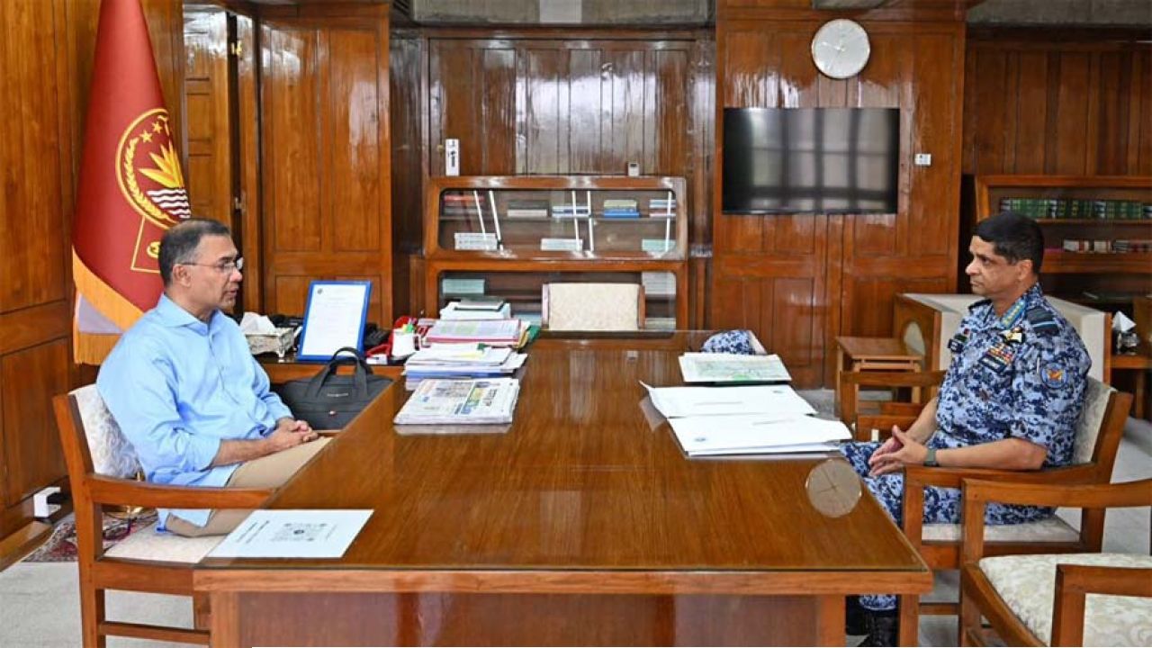 প্রধানমন্ত্রীর সঙ্গে বিমানবাহিনী প্রধানের সৌজন্য সাক্ষাৎ