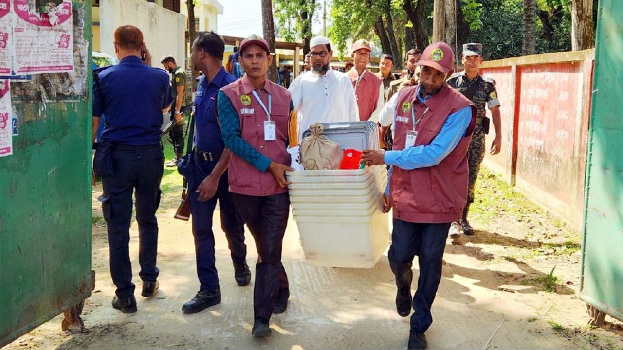 শেরপুর-৩ আসনে নির্বাচনী সরঞ্জাম যাচ্ছে কেন্দ্রে, কাল ভোট