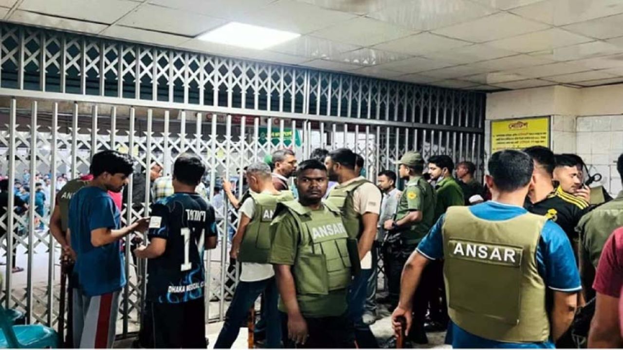 ঢামেকে চিকিৎসকদের সঙ্গে ঢাবি শিক্ষার্থীদের সংঘর্ষ, জরুরি সেবা বন্ধ