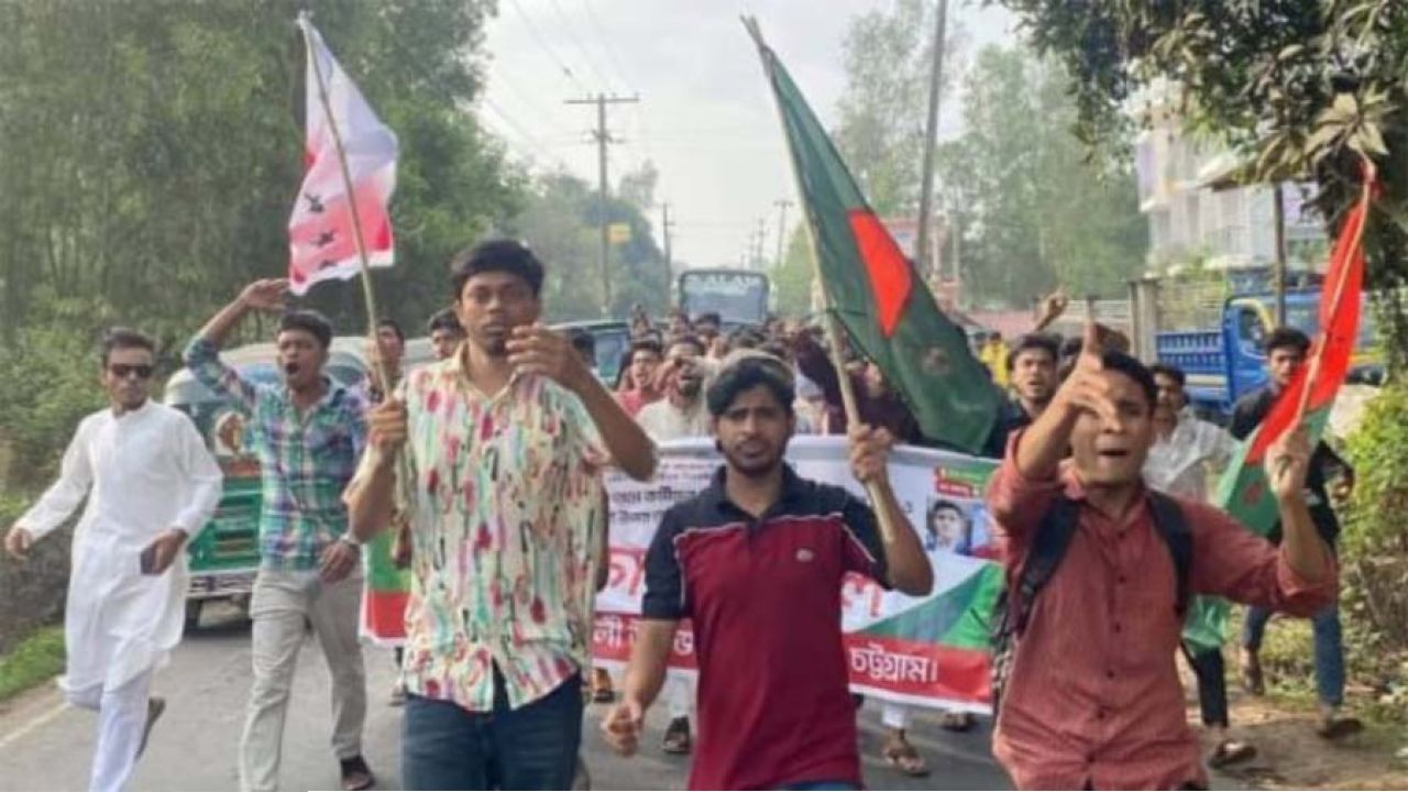 চট্টগ্রামে নিষিদ্ধ ঘোষিত ছাত্রলীগের বিক্ষোভ মিছিল