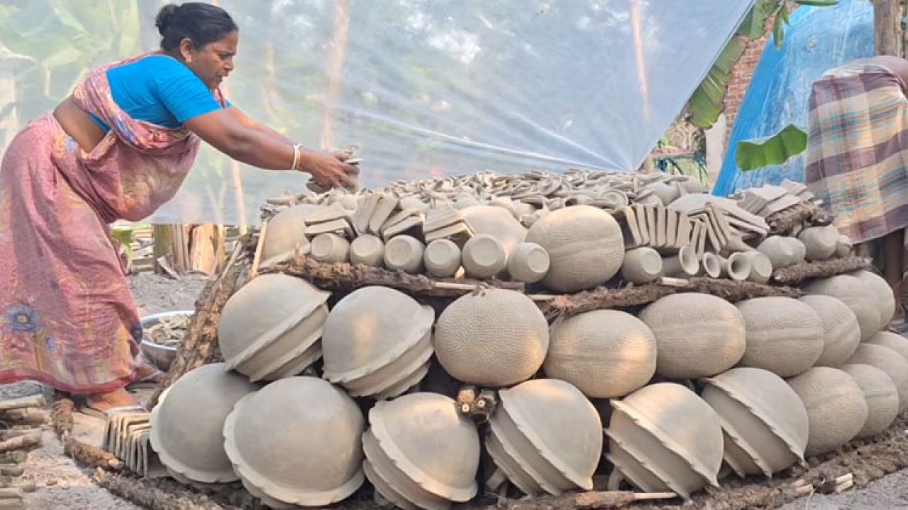 প্লাস্টিকের দাপটে বিলুপ্তির পথে নিকলীর মৃৎশিল্প, কারিগরদের মানবেতর জীবন