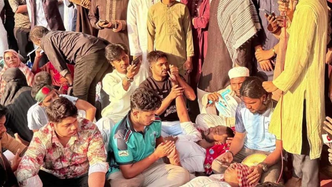 ৭২ ঘণ্টা পর অনশন ভাঙলেন শিক্ষার্থীরা, নেওয়া হয়েছে ঢামেকে