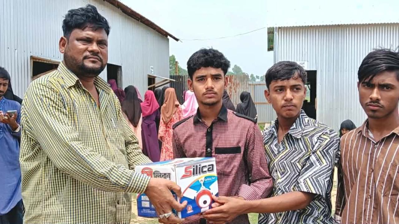 শ্রীবরদীতে শিক্ষার্থীদের মাঝে চেয়ারম্যানের উদ্যোগে ফ্যান বিতরণ