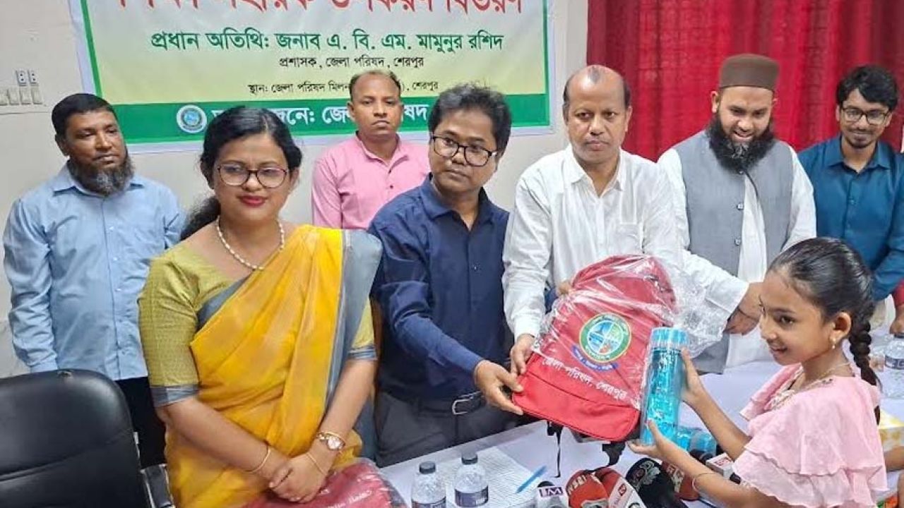 শেরপুরে শিশু শিক্ষার্থীদের মধ্যে শিক্ষা উপকরণ বিতরণ