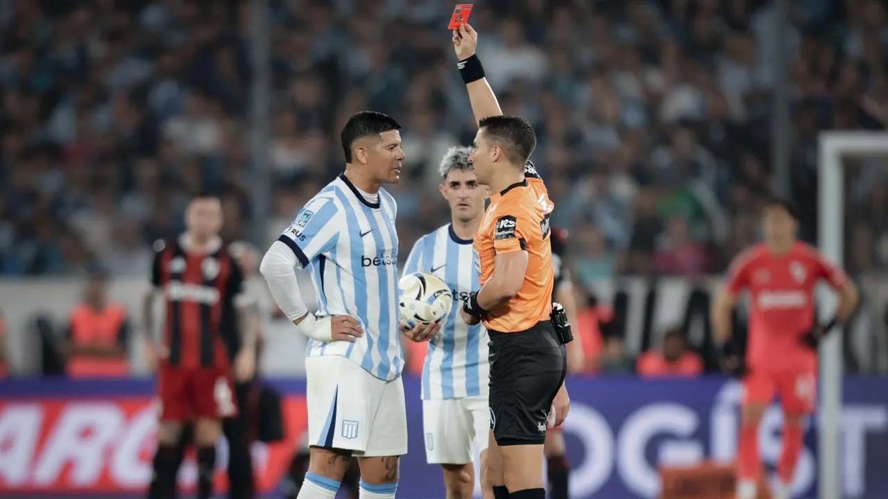 ‘কাপুরুষ’ বলে ৬ নম্বর লাল কার্ড পেলেন আর্জেন্টাইন ফুটবলার ‎