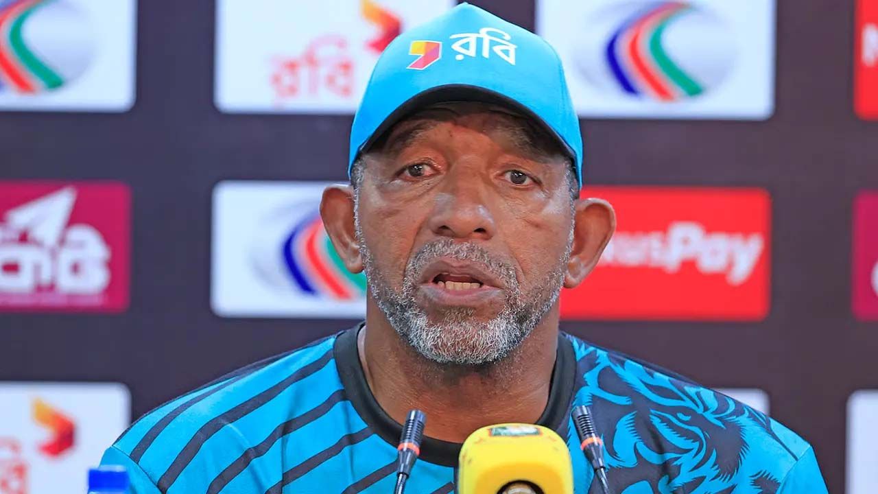 বছর না ঘুরতেই তিন সভাপতি, বিস্মিত না হয়ে যা বললেন সিমন্স