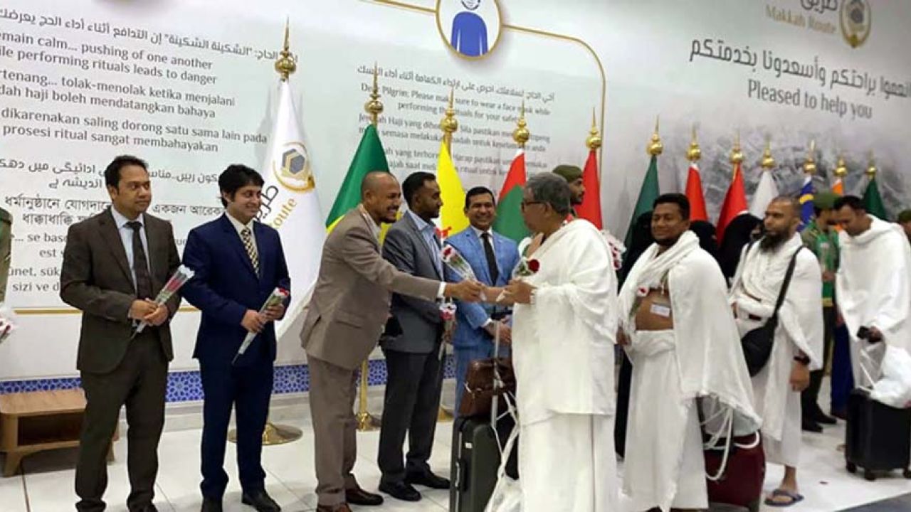 সৌদি আরব পৌঁছেছে বাংলাদেশের প্রথম হজ ফ্লাইট