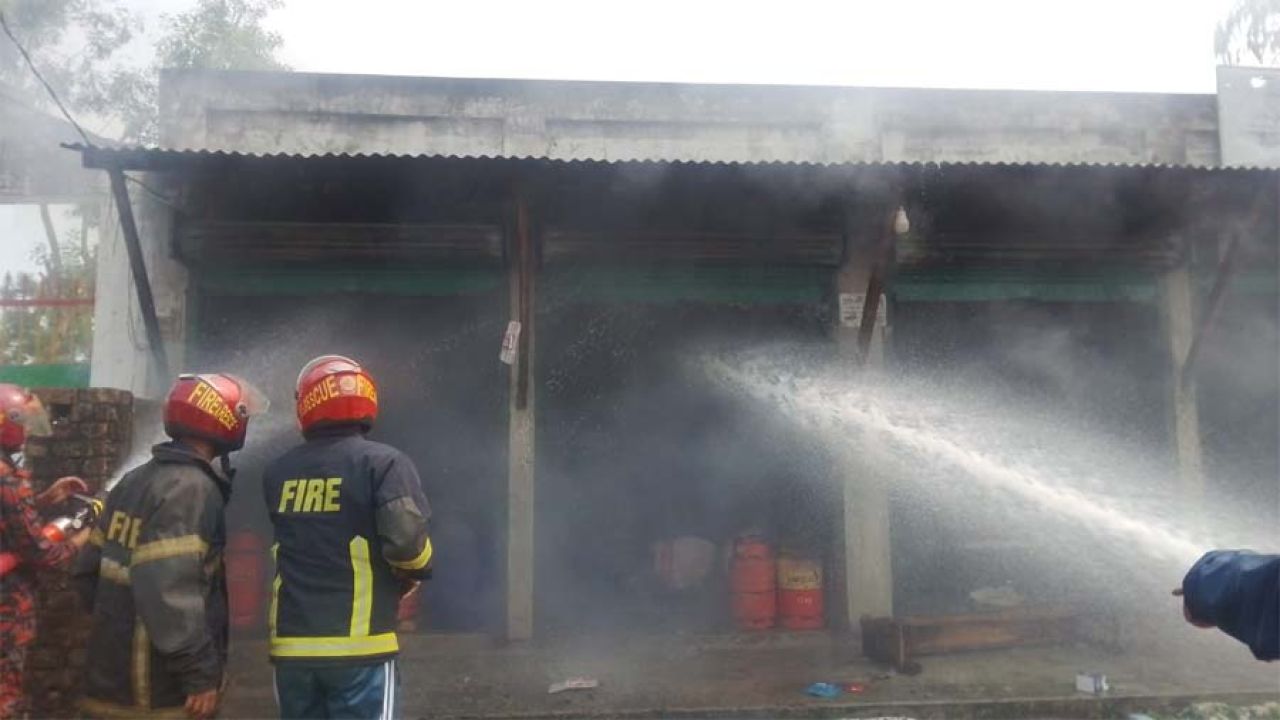মুক্তাগাছায় আগুনে পুড়ে ছাই দোকান মালিকের স্বপ্ন