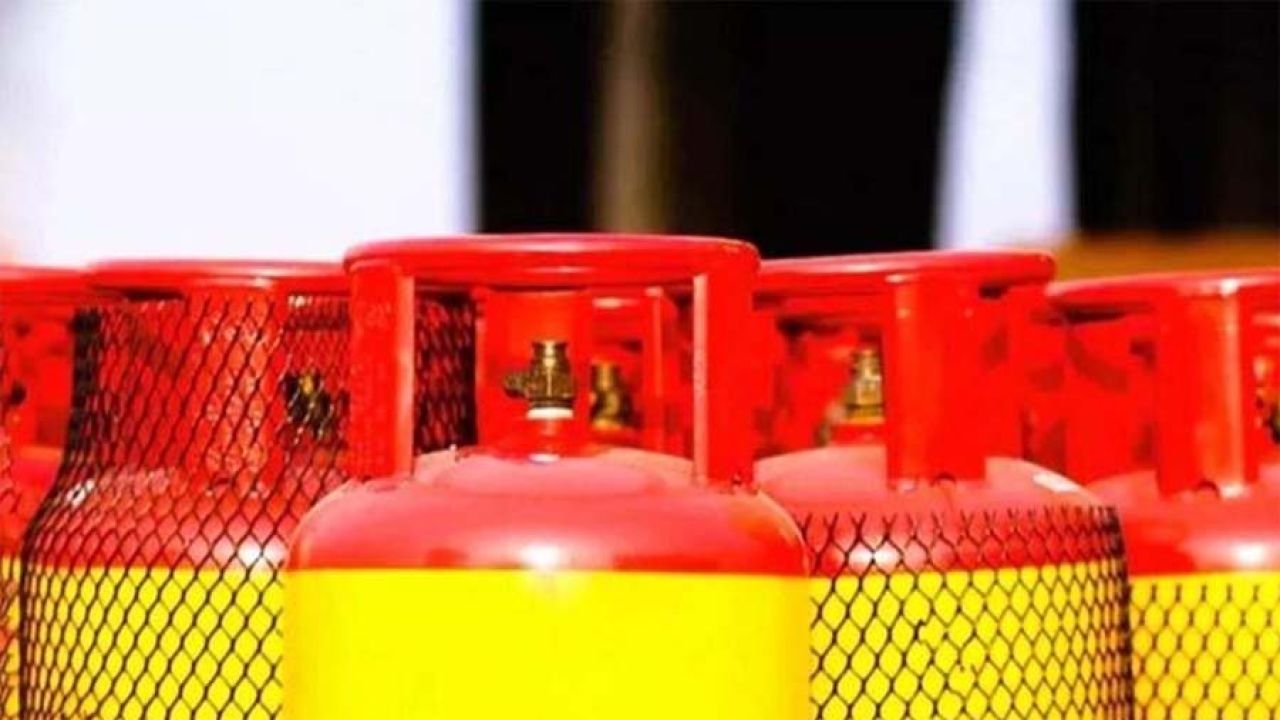 ফের বাড়ল এলপি গ্যাসের দাম, ১২ কেজির সিলিন্ডার ১৯৪০ টাকা