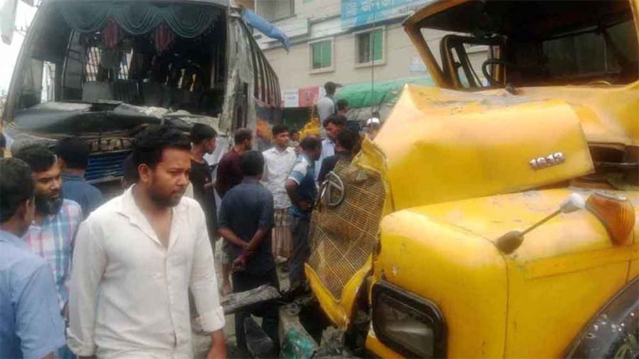 ঘাটাইলে বাস-ট্রাক সংঘর্ষে প্রাণ গেল দুইজনের