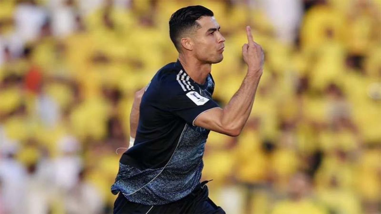 গ্যালারিতে ‘মেসি-মেসি’ চিৎকার থামিয়ে দিলেন রোনালদো