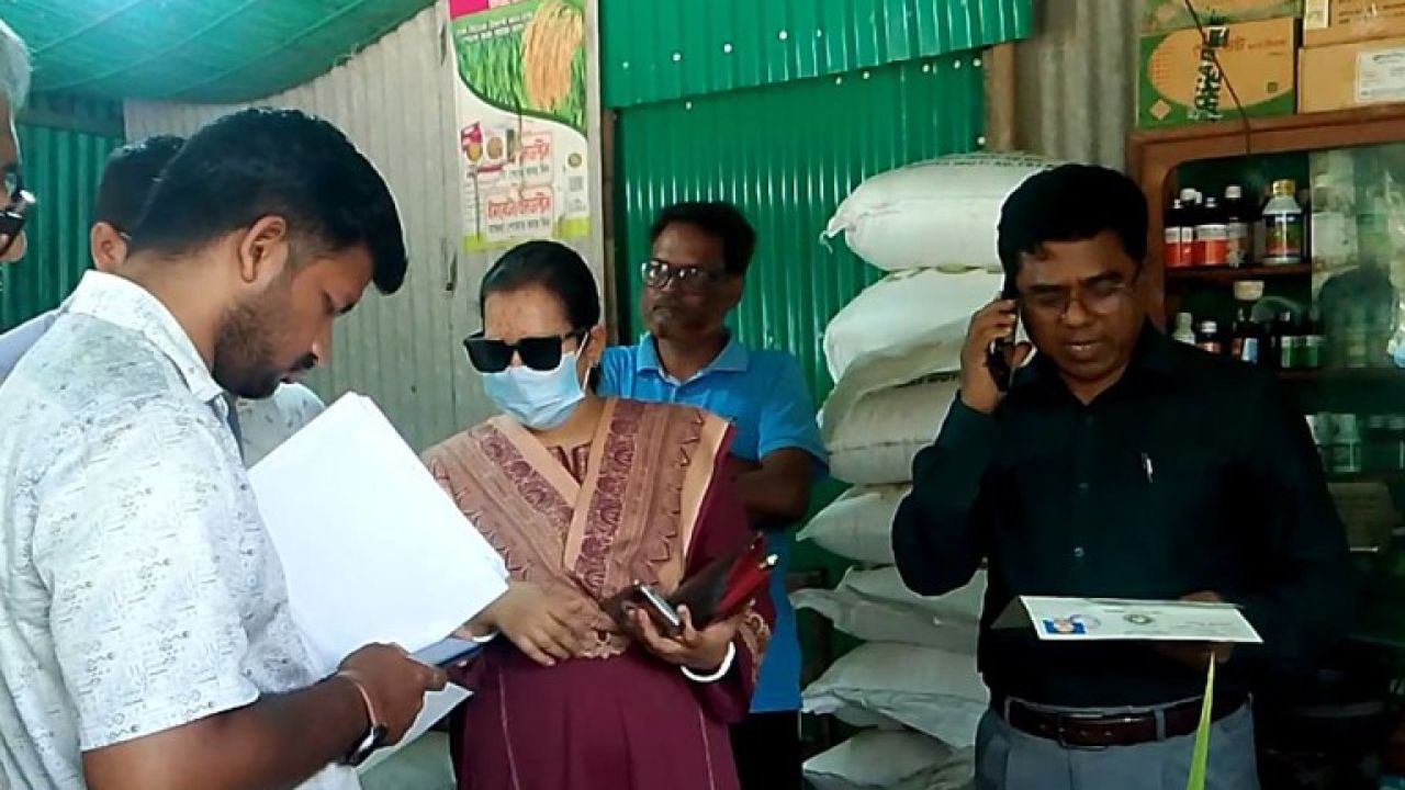 ঝিনাইগাতীতে দুই সার ডিলারকে জরিমানা