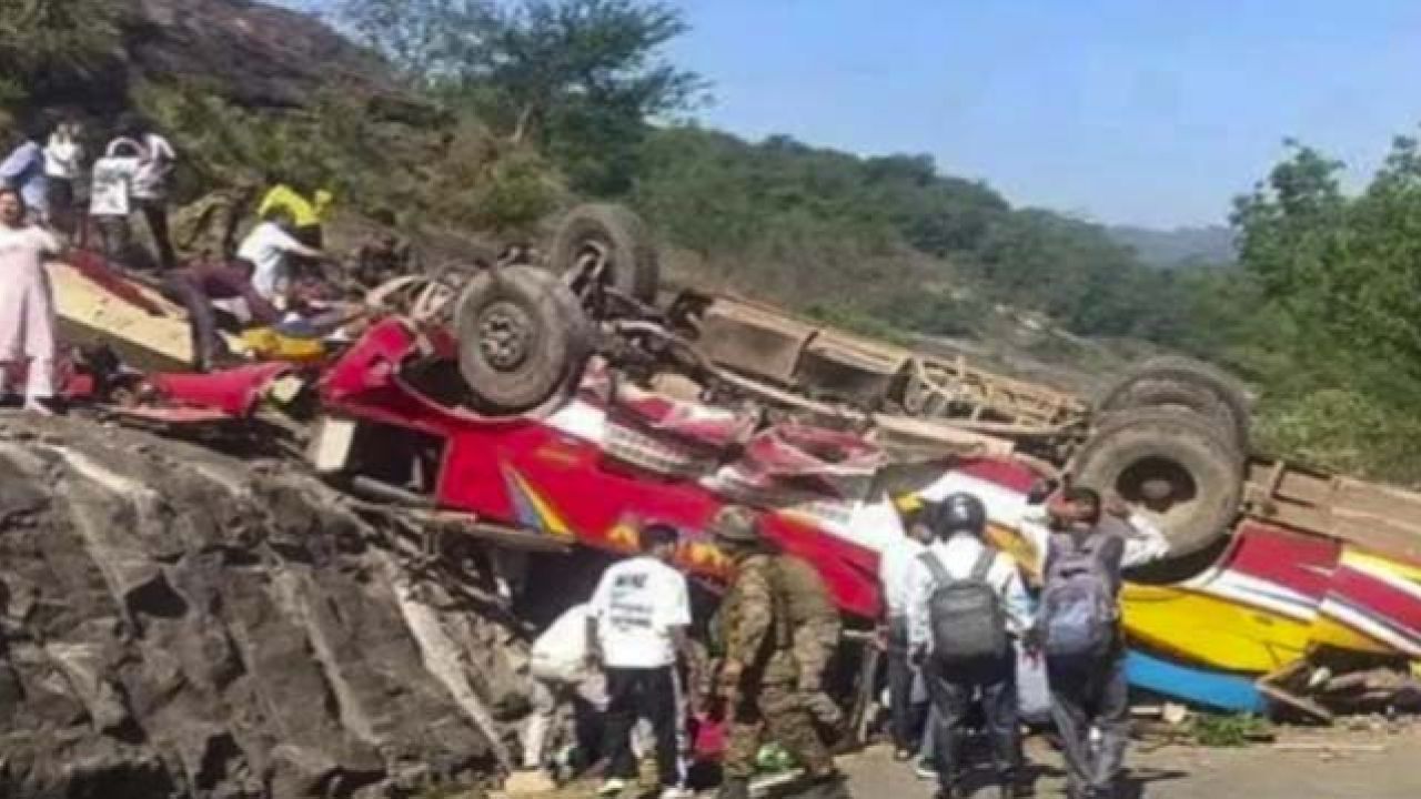 অটোরিকশাকে ধাক্কা দিয়ে গভীর খাদে বাস, প্রাণহানি বেড়ে ২১