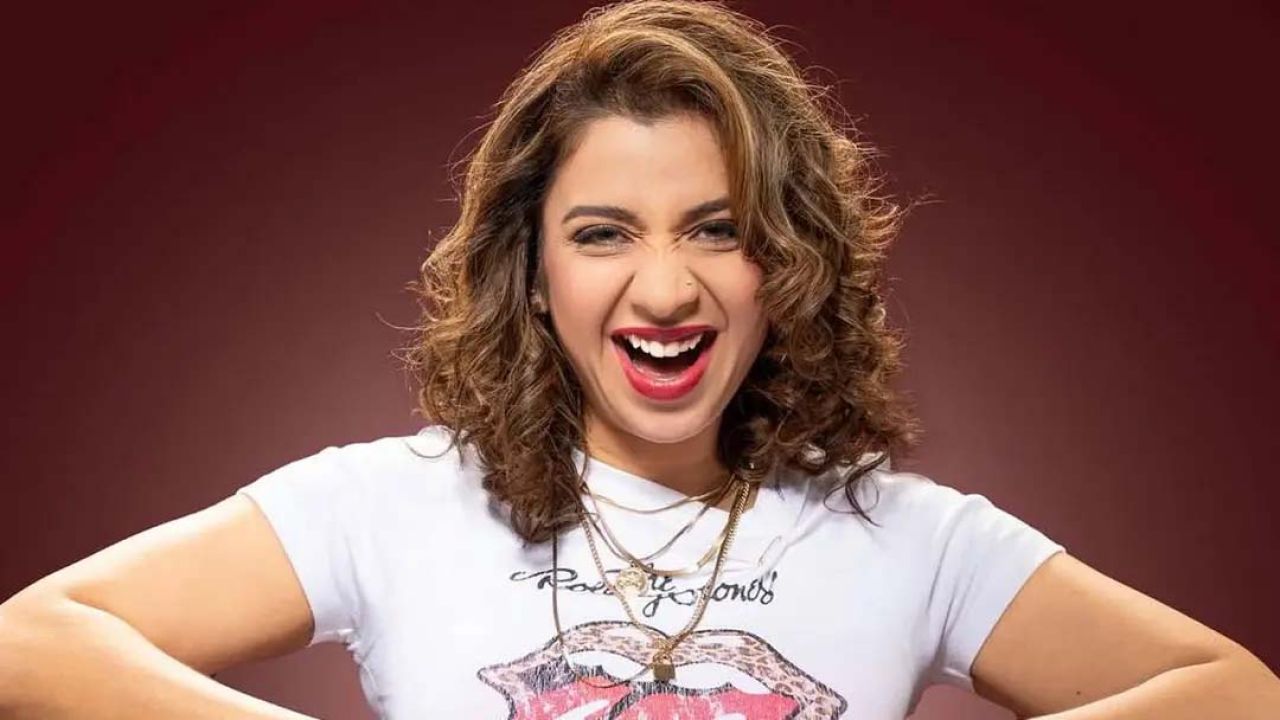 কনসার্টে ঠোঁট মিলিয়ে বিতর্কে গায়িকা