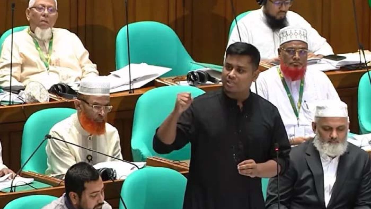 ট্যাক্স-ফ্রি নয়, সরকারি মালিকানাধীন গাড়ি চেয়েছি : হাসনাত আবদুল্লাহ