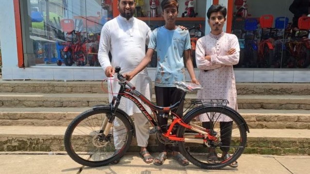 নালিতাবাড়ীতে শিক্ষার্থীকে সাইকেল উপহার