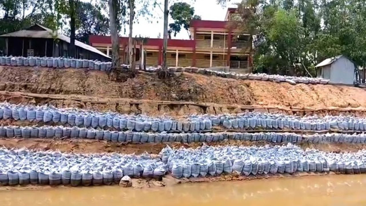 নদী ভাঙন রোধে বাঁধ নির্মাণ, রক্ষা পাচ্ছে বাতকুচি প্রাথমিক বিদ্যালয়