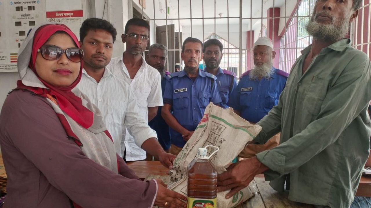 নকলায় ১০ হাজার ৪৯৭ পরিবারের মাঝে টিসিবি পণ্য 