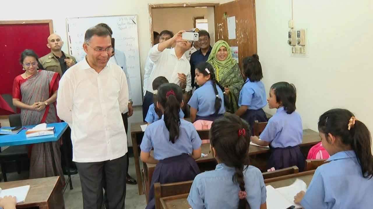 বিয়াম স্কুলে শিশুদের কোলাহলে এক অন্যরকম প্রধানমন্ত্রী