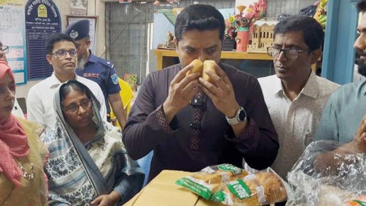 স্কুলে খাবারে গন্ধ পেলেন প্রতিমন্ত্রী, ল্যাবে পাঠালেন স্যাম্পল