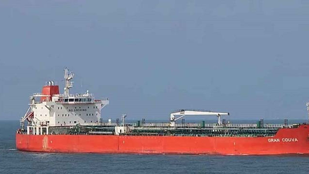 ৩৪ হাজার টন বিমানের তেল নিয়ে চট্টগ্রাম বন্দরে জাহাজ