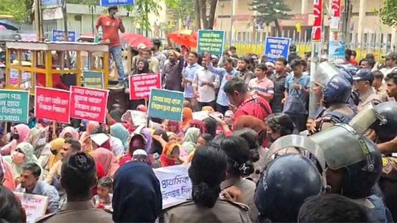 শাহবাগে সুপারিশপ্রাপ্ত শিক্ষকদের অবস্থান, পুলিশের সঙ্গে ধস্তাধস্তি