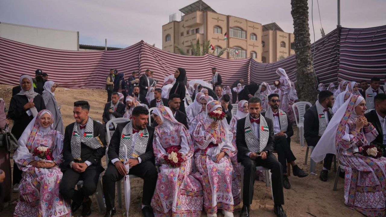 যুদ্ধবিধ্বস্ত গাজায় ধুমধাম করে বিয়ে ৩০০ যুগলের