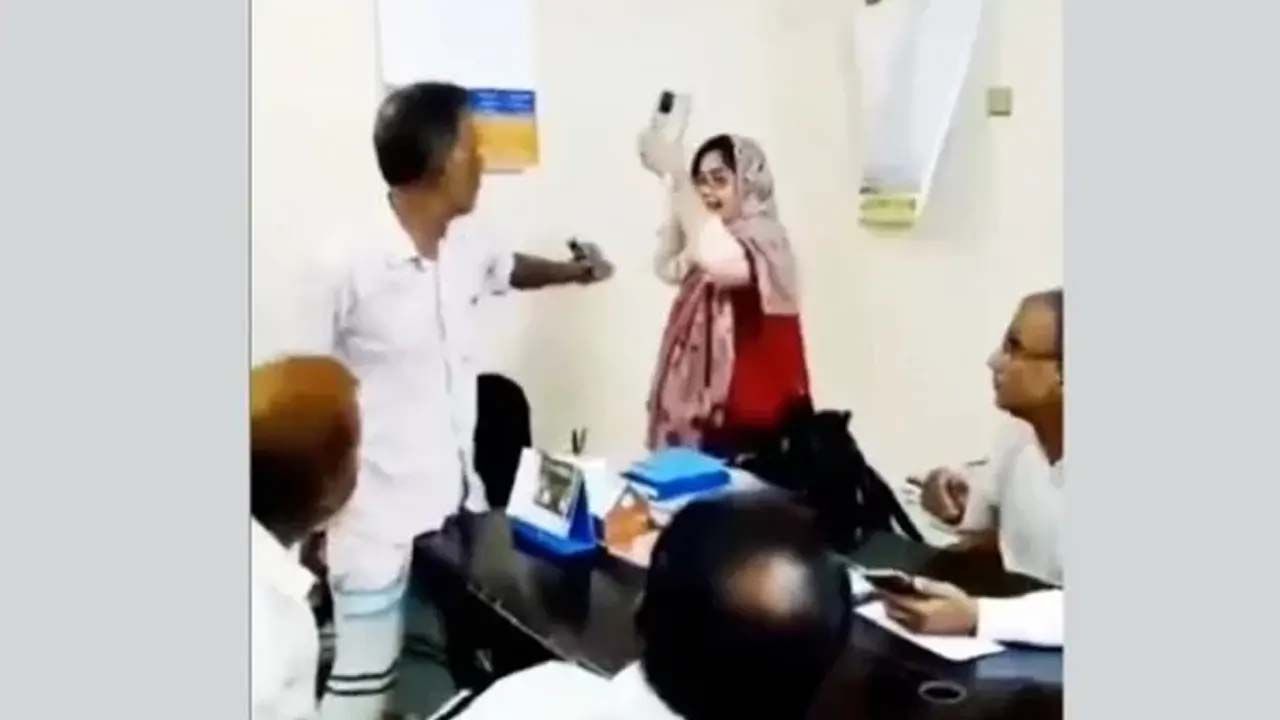 বিএনপি নেতার সঙ্গে মারামারি করা শিক্ষিকা সাময়িক বরখাস্ত