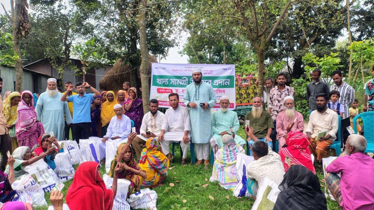 নকলায়  শ্রমজীবীদের মুখে হাসি ফোটাতে ব্যতিক্রমী আয়োজন