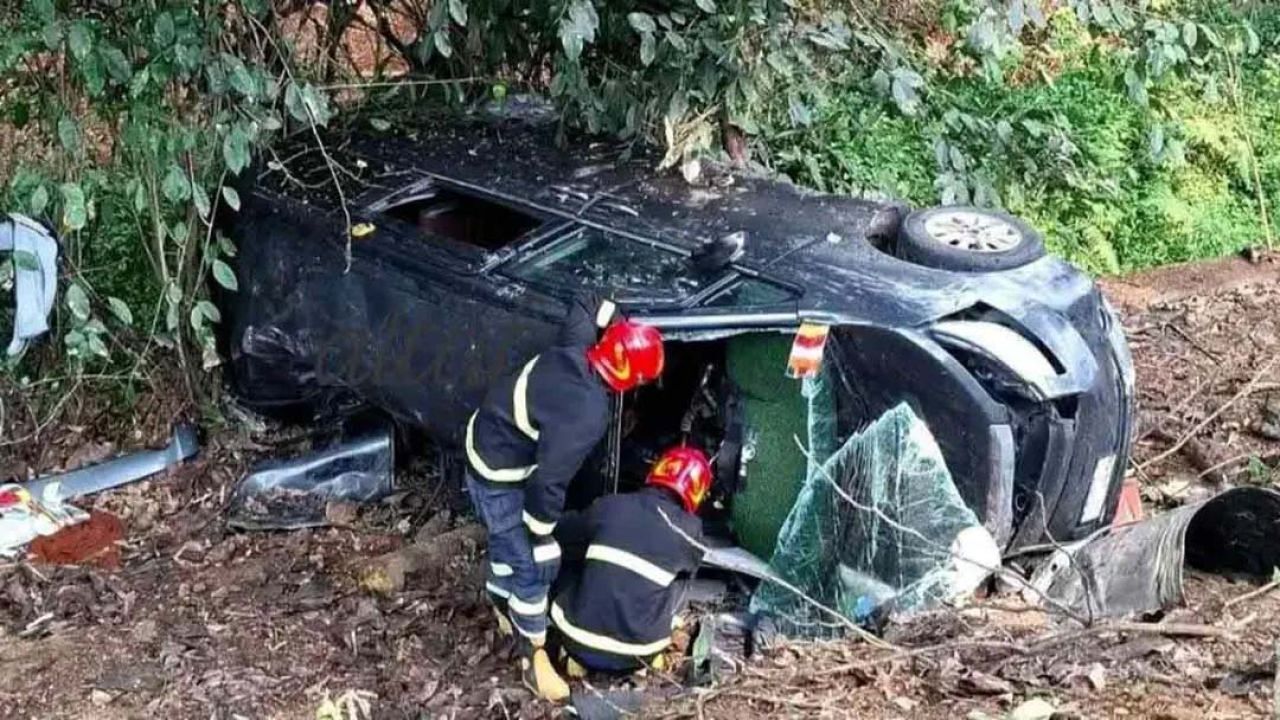 চট্টগ্রামে নিয়ন্ত্রণ হারিয়ে খাদে মাইক্রোবাস, ৩ জনের মৃত্যু
