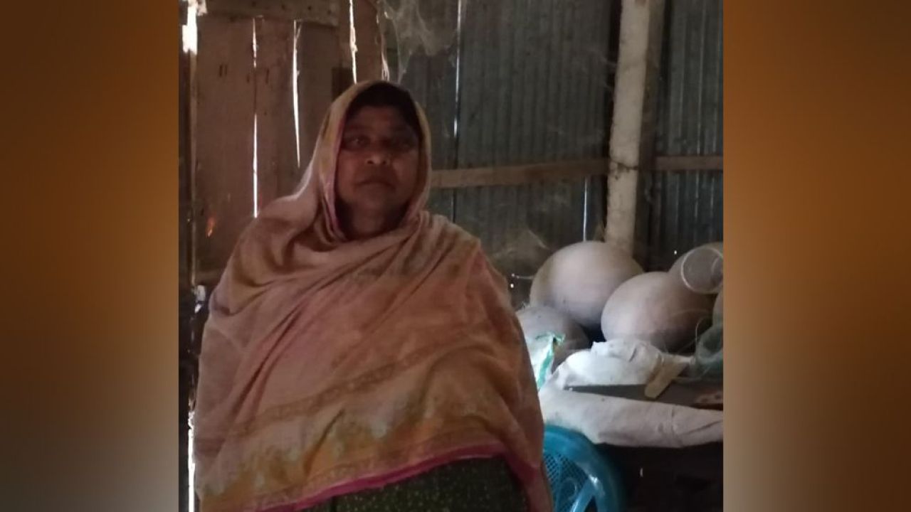 ভাঙা ঘরে বিধবা মা-মেয়ের মানবেতর দিনযাপন