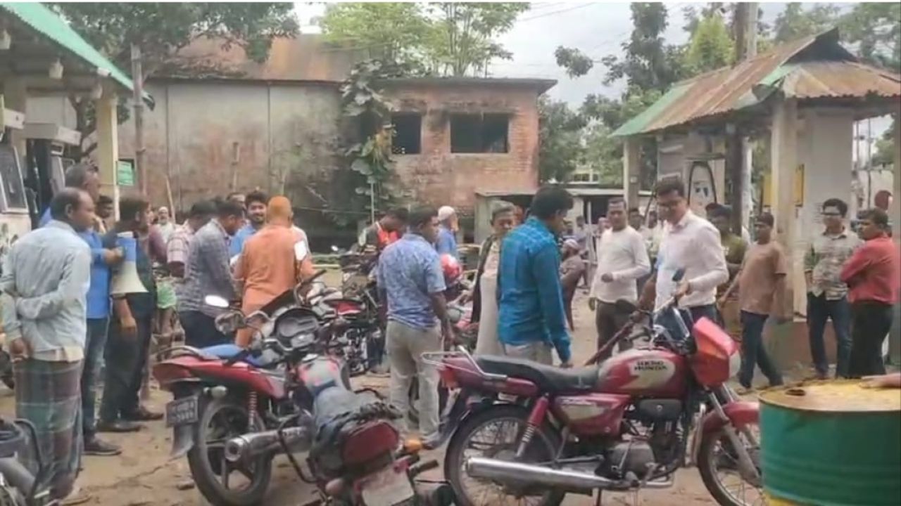 ঈশ্বরগঞ্জ ফিলিং স্টেশনে অভিযান : ফুয়েল কার্ড ছাড়া তেল নিতে গিয়ে ৯ মোটরসাইকেল জব্দ