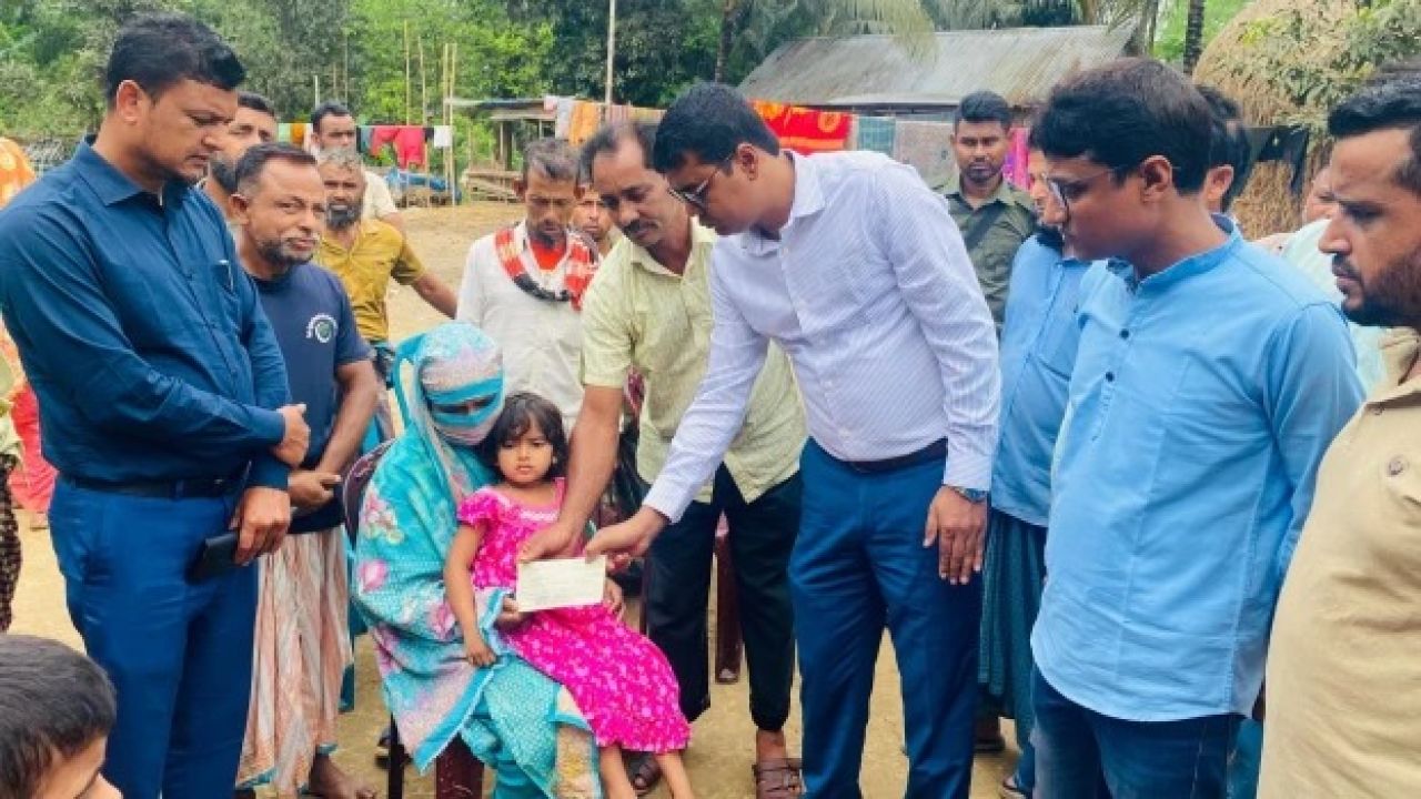 ঝিনাইগাতীতে বজ্রপাতে নিহত শিক্ষকের পরিবারকে আর্থিক সহায়তা