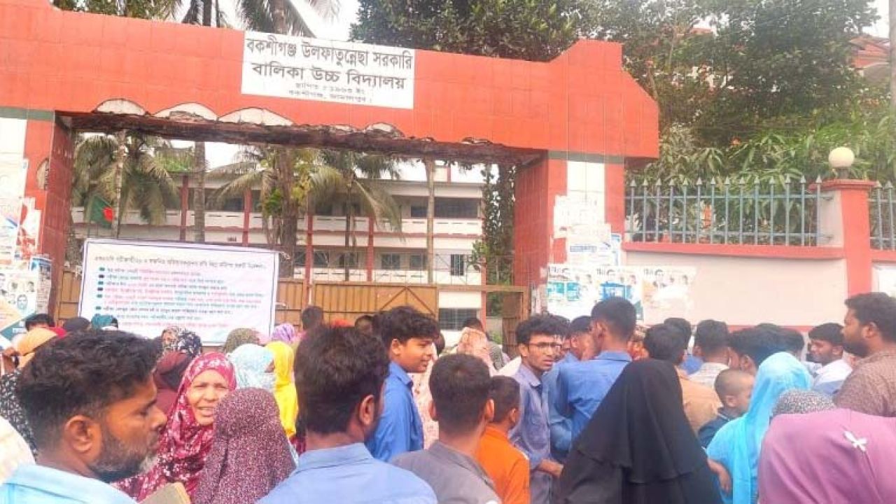 টয়লেটে মোবাইল ফোনে প্রশ্ন সমাধান: এসএসসি পরীক্ষার্থী বহিষ্কার