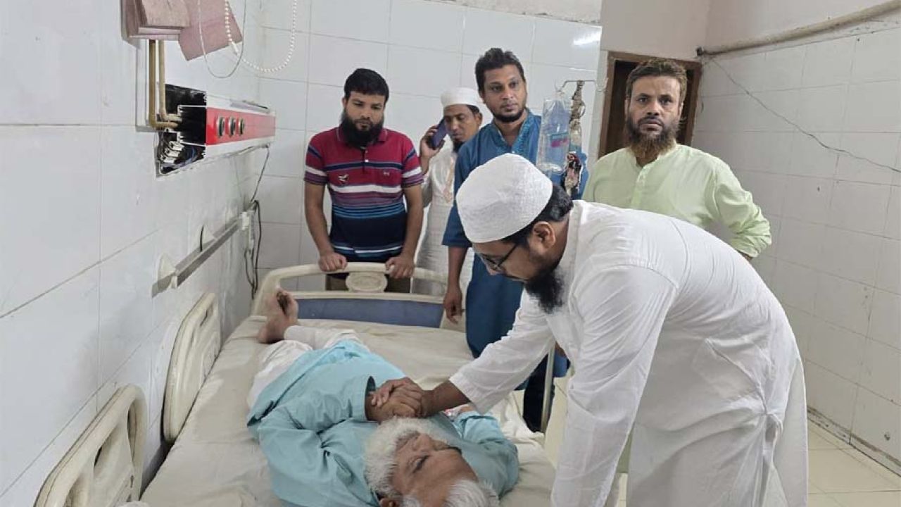 হঠাৎ অসুস্থ হয়ে হাসপাতালে ভর্তি মাওলানা আ. বাতেন