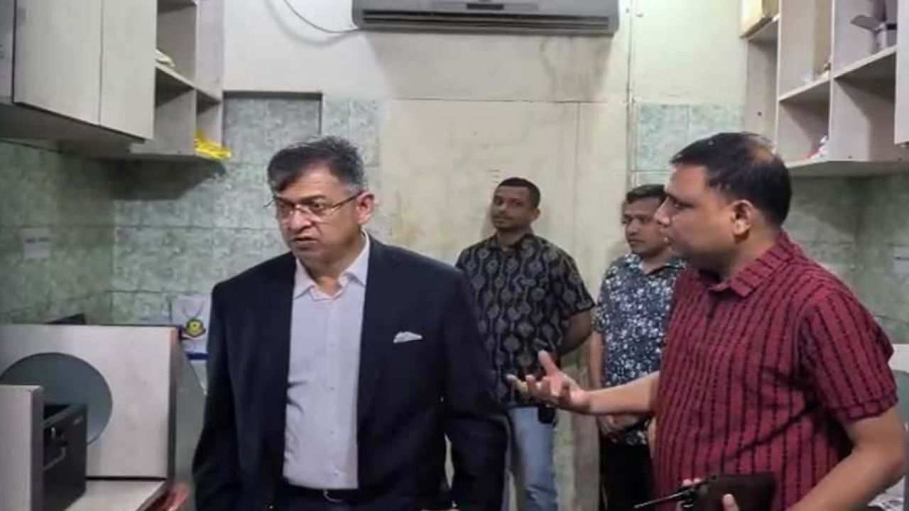 থানাগুলোকে দালালমুক্ত করার নির্দেশ স্বরাষ্ট্রমন্ত্রীর