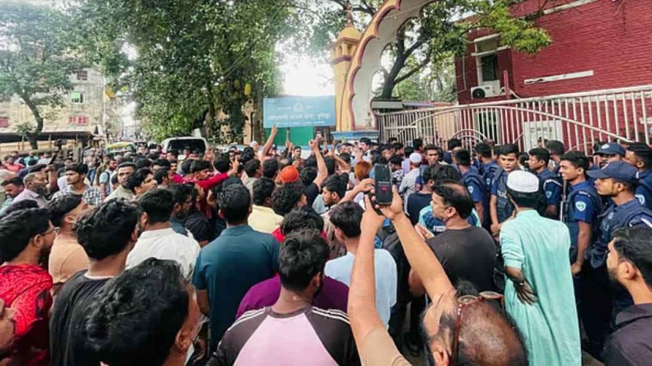 বিএনপি নেতাকে আটকের জেরে থানা ঘেরাও, বাস টার্মিনাল অবরোধ