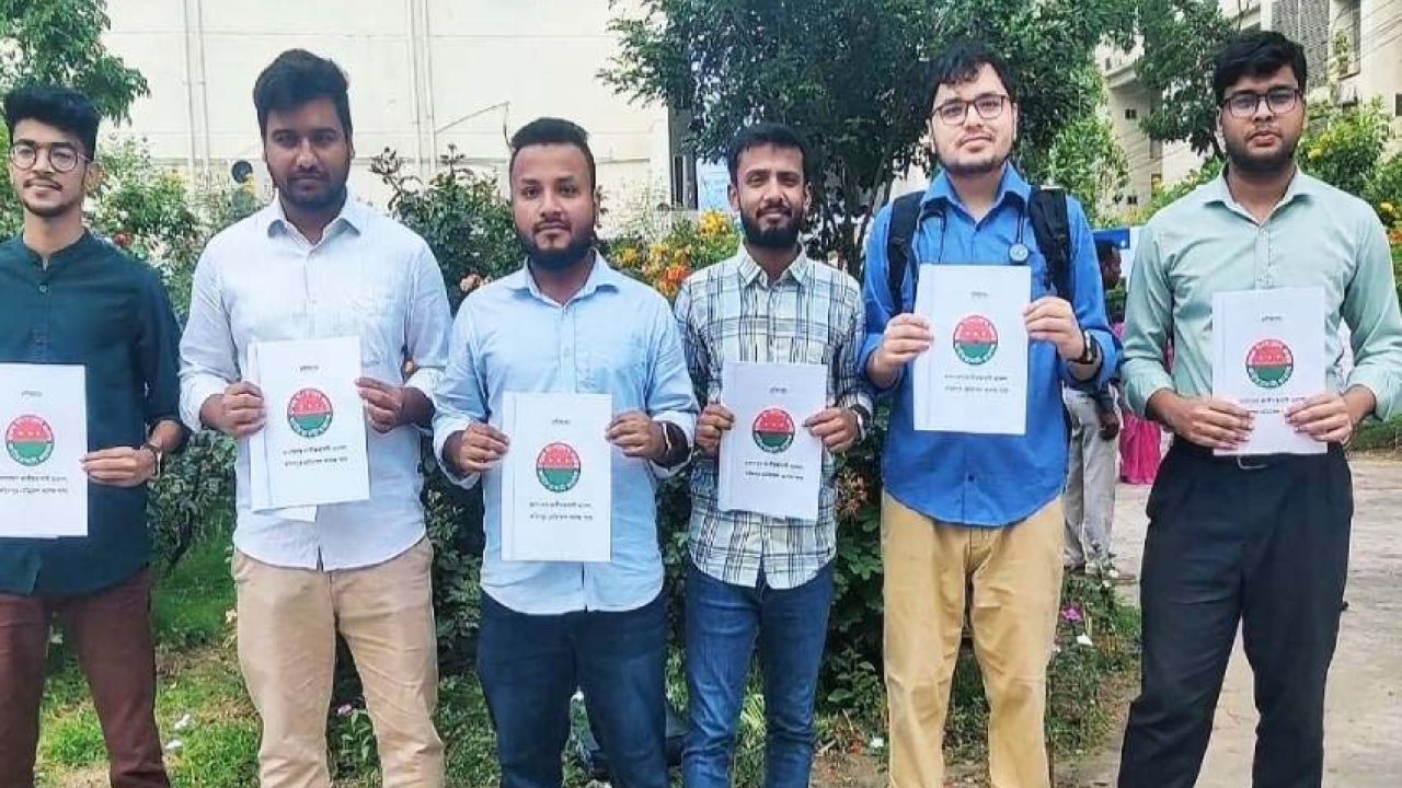 ফরিদপুর মেডিকেল কলেজে নবাগত শিক্ষার্থীদের বরণ করল ছাত্রদল