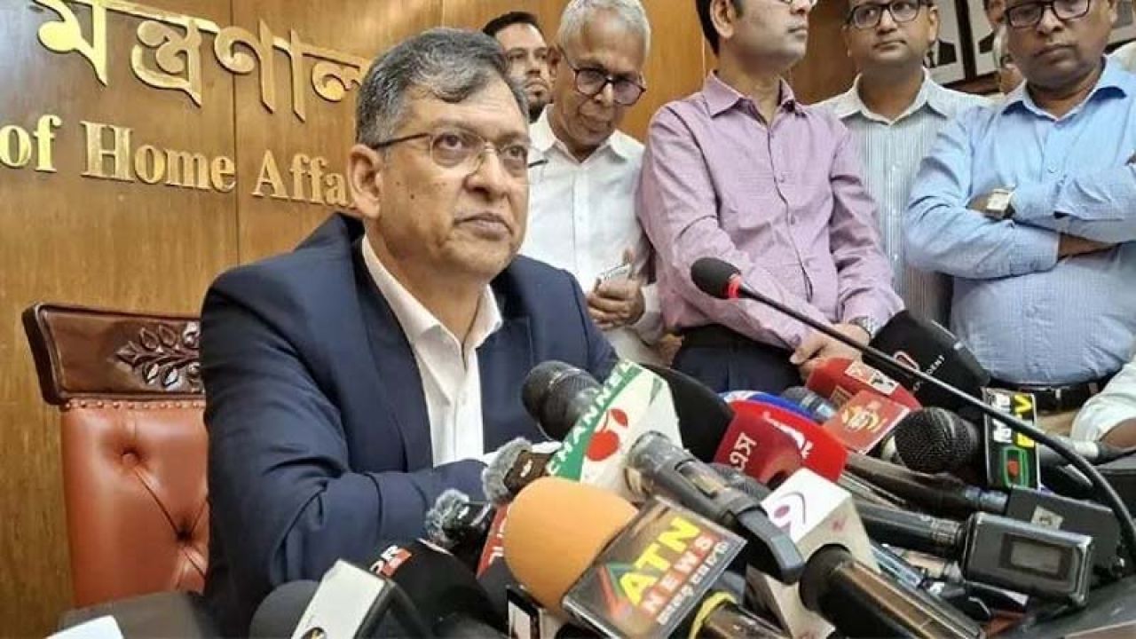পুলিশের আগের শার্ট বহাল, প্যান্টের রঙ খাকি
