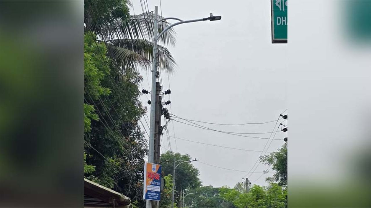 বাতি থাকার পরেও রাত হলেই অন্ধকারে ডেকে যাই শ্রীবরদী পৌর শহর
