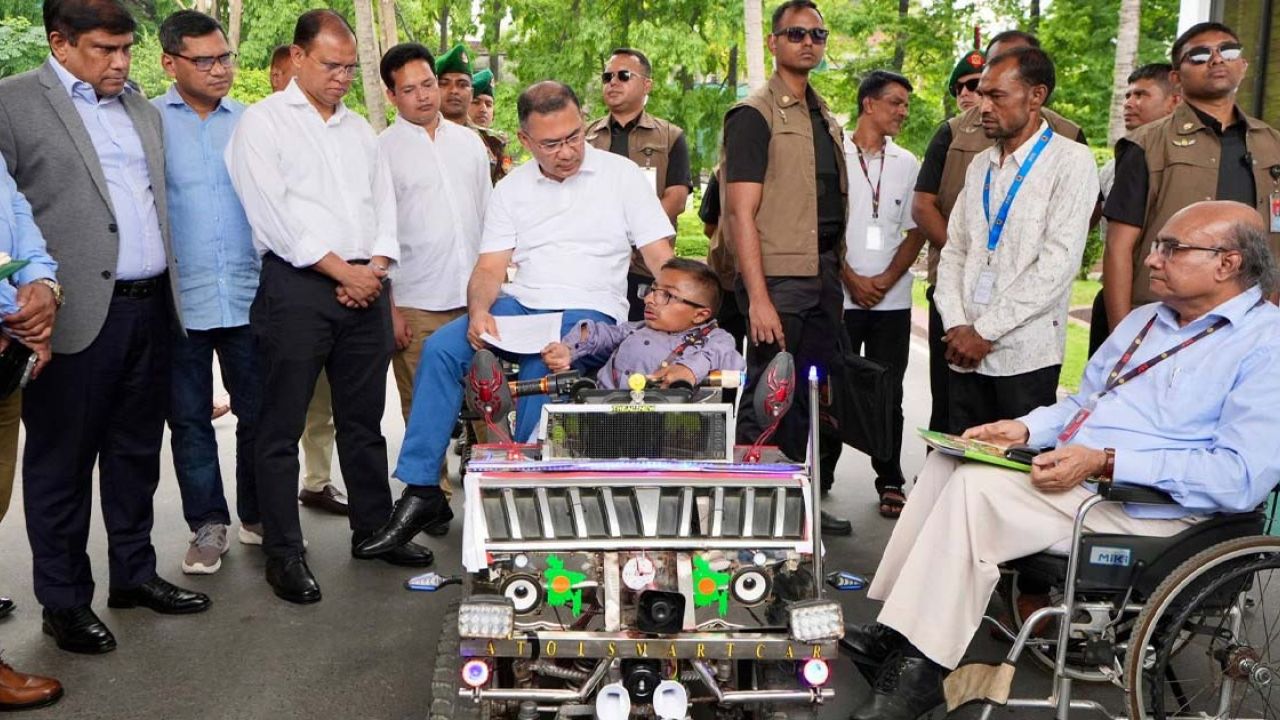 প্রতিবন্ধকতা কাটিয়ে উদ্ভাবন, ওয়াকিমুলের স্মার্ট কারে চড়ে মুগ্ধ প্রধানমন্ত্রী
