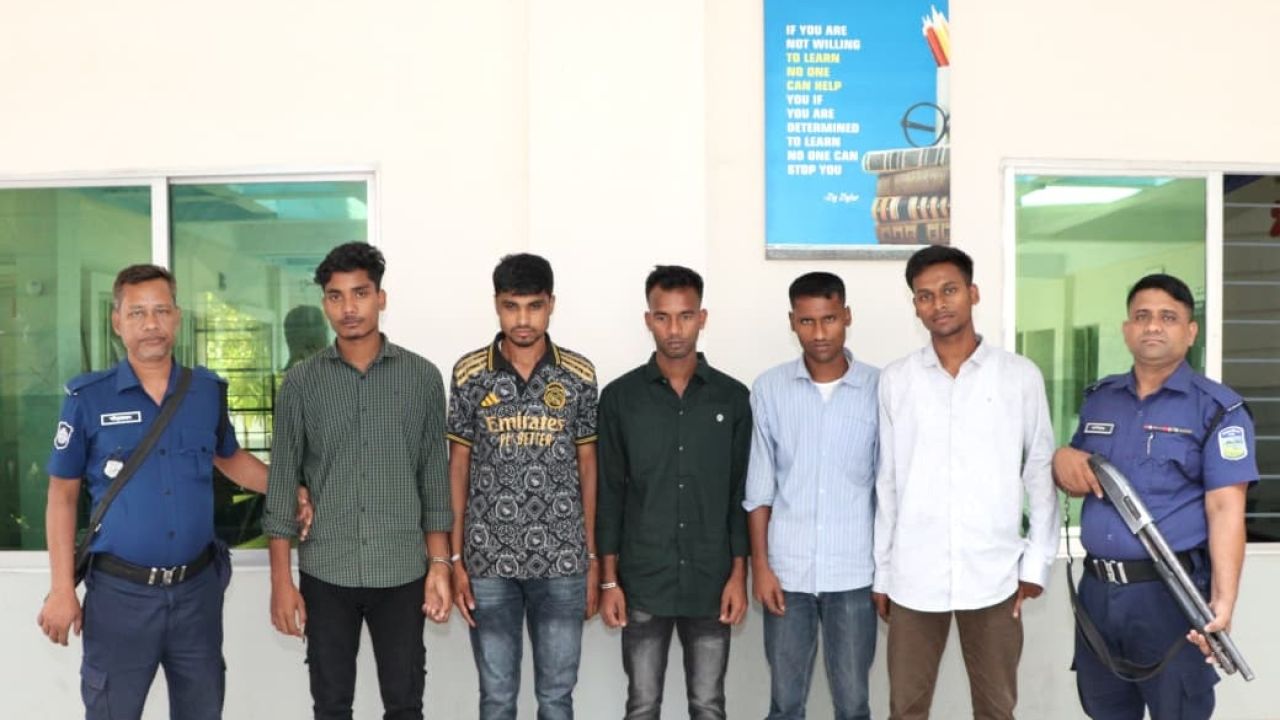 শেরপুরে কনস্টেবল নিয়োগ পরীক্ষায় ১৮ লাখ টাকার চুক্তিতে ডিজিটাল ডিভাইস ব্যবহার, আটক ৫