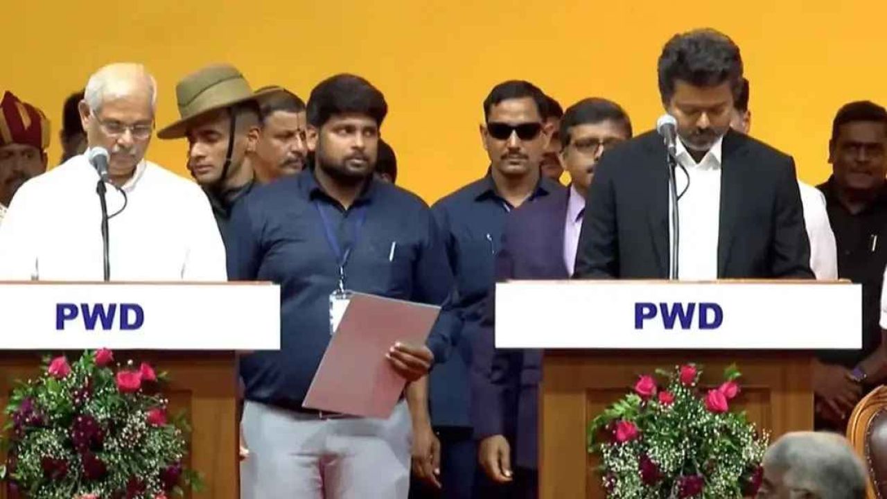 মুখ্যমন্ত্রী হিসেবে শপথ নিলেন থালাপতি বিজয় 
